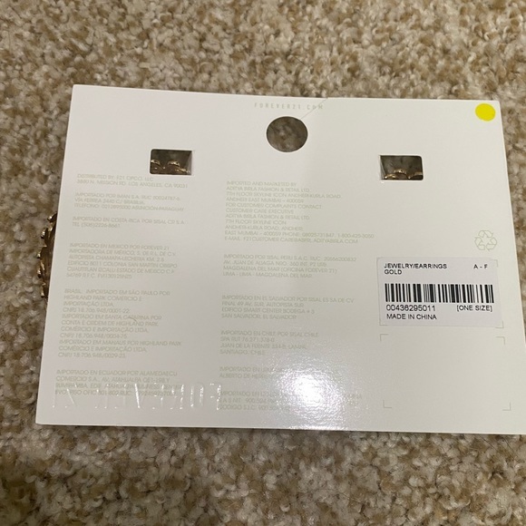 🔥5/$25🔥Gold Floral Flower Hoop Earrings - Picture 3 of 3